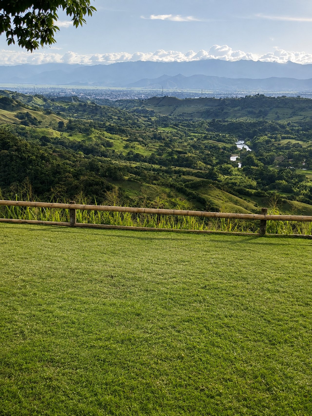 Vista al valle de Cartago y el río desde la finca, con la cordillera al fondo